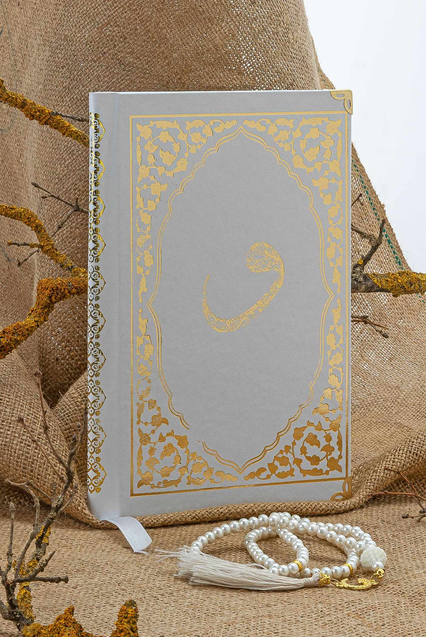 Cam İnci Tespihli Tül Keseli İsim Baskılı Deri Ciltli Yasin Kitabı - Desen 2 - Beyaz - Orta Boy - 128 SAYFA