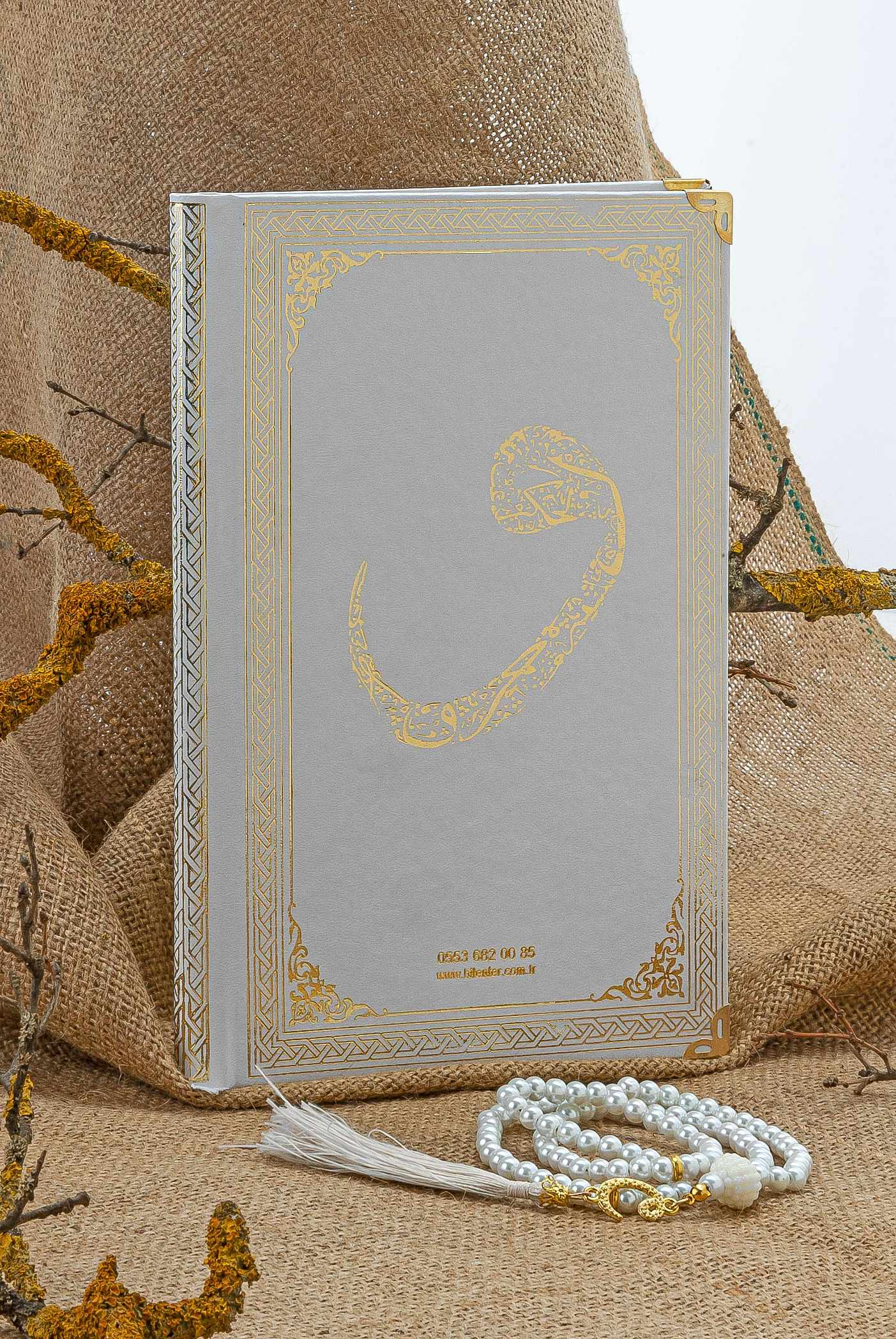 Cam İnci Tespihli Tül Keseli İsim Baskılı Deri Ciltli Yasin Kitabı - Desen 3 - Beyaz - Orta Boy - 192 SAYFA